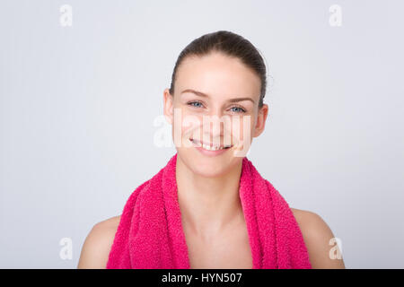 Close up portrait of young woman smiling après entraînement avec serviette rose autour du cou Banque D'Images