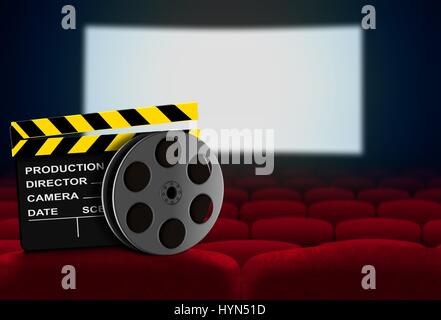 Siège cinéma avec Cocoon et bobine de film face à écran de cinéma Banque D'Images