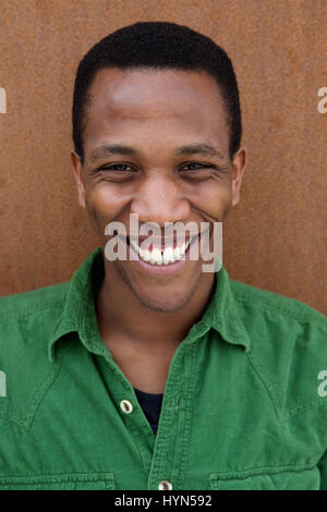 Close up portrait of a smiling young African man posing outdoors Banque D'Images