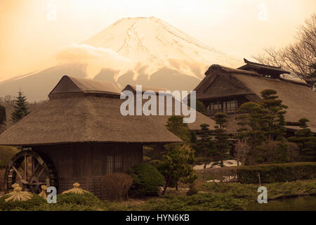 Le Mont Fuji dominant de l'ancien Japon. Période des samouraïs Banque D'Images