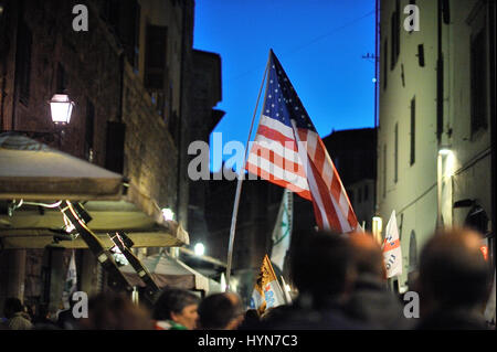 FLORENCE, ITALIE - NOV 12, 2016 : les personnes manifestant contre l'augmentation du nombre de migrants et de réduire l'emploi, au centre de Florence, Italie, en novembe Banque D'Images