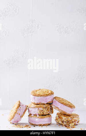 Sandwichs à la crème glacée dans des cookies Banque D'Images