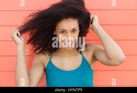 Close up portrait of a friendly young woman smiling outdoors Banque D'Images