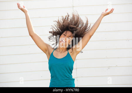 Portrait d'une belle jeune femme smiling with arms spread open Banque D'Images