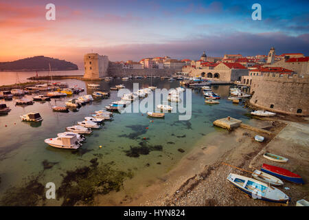 Dubrovnik, Croatie. Belle romantique vieille ville de Dubrovnik pendant le lever du soleil. Banque D'Images