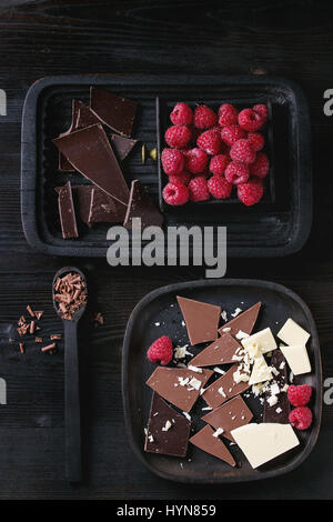 Variété de hacher le chocolat avec framboises Banque D'Images