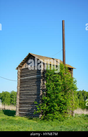 Ancien château d'eau dans le village sibérien de Kirovo, Kemerovo Region Banque D'Images