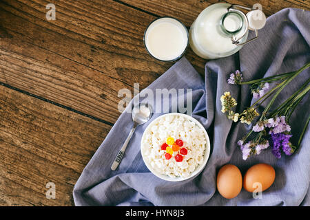 Produits laitiers sur table en bois sombre. La crème, lait, fromage, oeufs. Top View with copy space Banque D'Images