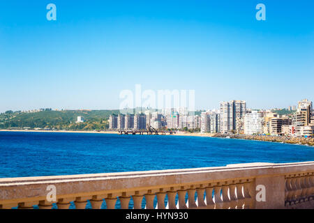 Remblai en Vina del Mar, Chili avec des bâtiments dans la distance Banque D'Images