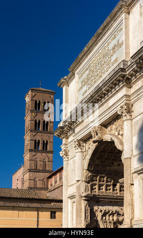 Arc de Titus et Basilica di Santa Francesca Romana à Rome, Italie Banque D'Images