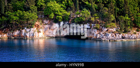 Une grotte de la côte d'azur magnifique baignée par les eaux de la mer Ionienne, sur la côte est de l'île grecque de Céphalonie. Banque D'Images