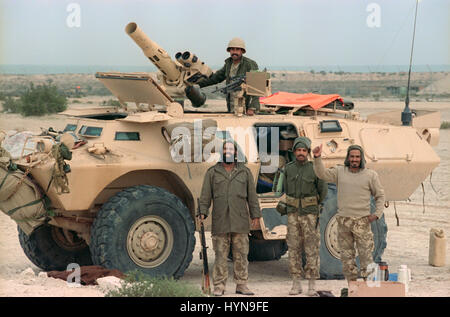 Les soldats de la Garde Nationale Saoudienne montent la garde le long d'une route après la bataille de Khafji, le 2 février 1991 dans la ville de Khafji, l'Arabie Saoudite. La bataille de Khafji a été la première grande mobilisation de masse de la guerre du Golfe. Banque D'Images