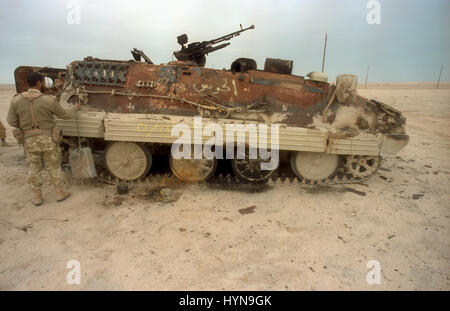 Un soldat Qatari inspecte un avions détruits par des avions américains après la bataille de Khafji, le 2 février 1991 dans la ville de Khafji, l'Arabie Saoudite. La bataille de Khafji a été la première grande mobilisation de masse de la guerre du Golfe. Banque D'Images