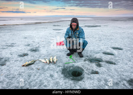 Ici la pêche sur Lale Winnipeg Banque D'Images