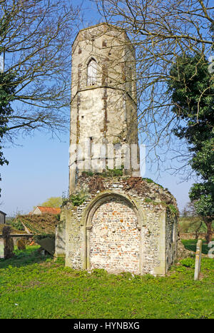 La tour octogonale de l'ancienne église originale de SS Peter et Paul à Edgefield, Norfolk, Angleterre, Royaume-Uni, Europe. Banque D'Images