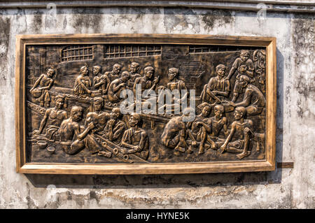 Plaque à l'intérieur de la prison Hoa Lo, Hanoi Hilton, depecting Franch traitement des prisonniers Vietnames. Banque D'Images