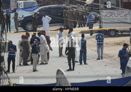 Lahore, Pakistan. 5 avril, 2017. Les enquêteurs pakistanais examiner les lieux d'un attentat qui visait une équipe de soldats de l'armée de l'accompagnement de l'équipe de recensement de la population à Lahore le 05 avril, 2017. Au moins six personnes, dont quatre soldats ont été tués et 18 ont été blessées dans l'attentat, selon les médias. Un kamikaze a fait exploser ses explosifs près d'un véhicule transportant des travailleurs du recensement dans l'est du Pakistan le mercredi, tuant six personnes, de crédit : PACIFIC PRESS/Alamy Live News Banque D'Images