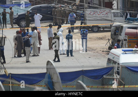 Lahore, Pakistan. 5 avril, 2017. Les enquêteurs pakistanais examiner les lieux d'un attentat qui visait une équipe de soldats de l'armée de l'accompagnement de l'équipe de recensement de la population à Lahore le 05 avril, 2017. Au moins six personnes, dont quatre soldats ont été tués et 18 ont été blessées dans l'attentat, selon les médias. Un kamikaze a fait exploser ses explosifs près d'un véhicule transportant des travailleurs du recensement dans l'est du Pakistan le mercredi, tuant six personnes, de crédit : PACIFIC PRESS/Alamy Live News Banque D'Images