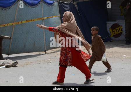 Lahore, Pakistan. 5 avril, 2017. Les enquêteurs pakistanais examiner les lieux d'un attentat qui visait une équipe de soldats de l'armée de l'accompagnement de l'équipe de recensement de la population à Lahore le 05 avril, 2017. Au moins six personnes, dont quatre soldats ont été tués et 18 ont été blessées dans l'attentat, selon les médias. Un kamikaze a fait exploser ses explosifs près d'un véhicule transportant des travailleurs du recensement dans l'est du Pakistan le mercredi, tuant six personnes, de crédit : PACIFIC PRESS/Alamy Live News Banque D'Images