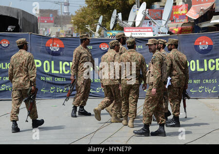 Lahore, Pakistan. 5 avril, 2017. Les enquêteurs pakistanais examiner les lieux d'un attentat qui visait une équipe de soldats de l'armée de l'accompagnement de l'équipe de recensement de la population à Lahore le 05 avril, 2017. Au moins six personnes, dont quatre soldats ont été tués et 18 ont été blessées dans l'attentat, selon les médias. Un kamikaze a fait exploser ses explosifs près d'un véhicule transportant des travailleurs du recensement dans l'est du Pakistan le mercredi, tuant six personnes, de crédit : PACIFIC PRESS/Alamy Live News Banque D'Images