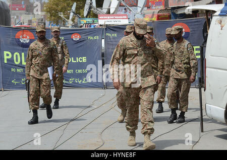 Lahore, Pakistan. 5 avril, 2017. Les enquêteurs pakistanais examiner les lieux d'un attentat qui visait une équipe de soldats de l'armée de l'accompagnement de l'équipe de recensement de la population à Lahore le 05 avril, 2017. Au moins six personnes, dont quatre soldats ont été tués et 18 ont été blessées dans l'attentat, selon les médias. Un kamikaze a fait exploser ses explosifs près d'un véhicule transportant des travailleurs du recensement dans l'est du Pakistan le mercredi, tuant six personnes, de crédit : PACIFIC PRESS/Alamy Live News Banque D'Images