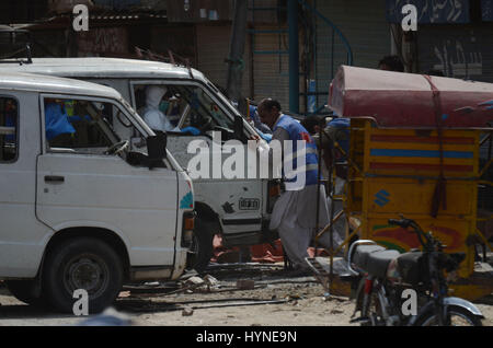 Lahore, Pakistan. 5 avril, 2017. Les enquêteurs pakistanais examiner les lieux d'un attentat qui visait une équipe de soldats de l'armée de l'accompagnement de l'équipe de recensement de la population à Lahore le 05 avril, 2017. Au moins six personnes, dont quatre soldats ont été tués et 18 ont été blessées dans l'attentat, selon les médias. Un kamikaze a fait exploser ses explosifs près d'un véhicule transportant des travailleurs du recensement dans l'est du Pakistan le mercredi, tuant six personnes, de crédit : PACIFIC PRESS/Alamy Live News Banque D'Images