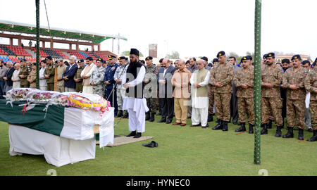 Lahore, Pakistan. Le 05 Avr, 2017. Le Premier Ministre pakistanais au Pendjab, Mian Muhammad Shahbaz Sharif, Gouverneur du Penjab, Muhammad Rafique Rijwana, des représentants du gouvernement et de l'armée y assister aux funérailles de leurs camarades qui ont été tués dans un attentat suicide qui visait une équipe de soldats de l'armée de l'accompagnement de l'équipe de recensement de la population de Lahore au Pakistan. Au moins huit personnes, dont quatre soldats ont été tués et 18 ont été blessées dans l'attentat, selon les médias. Credit : Rana Sajid Hussain/Pacific Press/Alamy Live News Banque D'Images