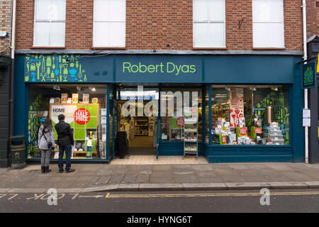 Les gens regardent dans la vitrine d'un magasin de bricolage et de quincaillerie Robert Dyas à Henley on Thames avec des affiches de vente à moitié prix sur l'affichage. Angleterre, Royaume-Uni Banque D'Images