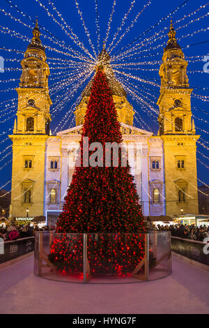 Marché de Noël à Saint Stephen Basilica square, Budapest, Hongrie Banque D'Images