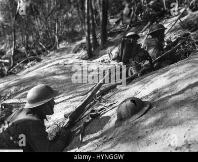 Les troupes de la 18ème US Infantry, 1re Division troué vers le haut sur le côté de la colline 240, près d'Exermont, Ardennes, France au cours de l'Offensive Meuse-Argonne. Le 11 octobre 1918. Banque D'Images