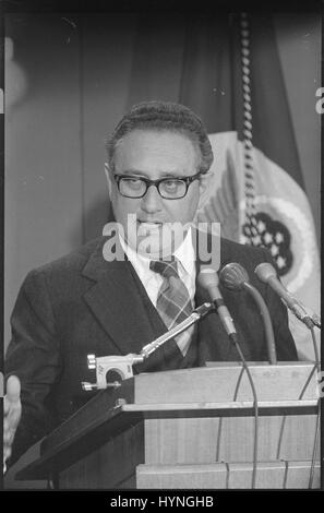 Secrétaire d'État, Henry Kissinger, half-length portrait, debout derrière un podium, s'exprimant lors d'une conférence de presse. Washington, DC, Jan 10, 1975. Photo de Thomas O'Halloran. Banque D'Images