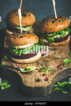 Burger végétalien sain de betterave-quinoa patty, la roquette à bord Banque D'Images