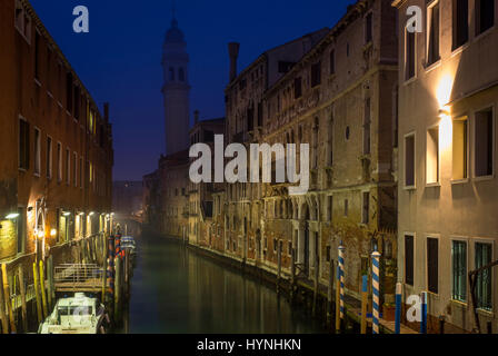 Venise, Italie - CIRCA MAI 2015 : canal typique et au crépuscule à San Marco, Venise Banque D'Images