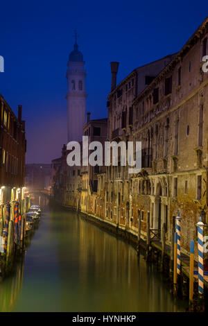 Venise, Italie - CIRCA MAI 2015 : canal typique et au crépuscule à San Marco, Venise Banque D'Images