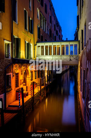 Venise, Italie - CIRCA MAI 2015 : canal typique au crépuscule à San Marco, Venise Banque D'Images