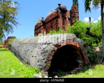 000161 Sucre japonais mill ruins, Rota, Ruines d'une 11 d'avant la Seconde Guerre mondiale (années 1930) moulin à sucre dans la région de Songsong japonais village, Rota, Îles Mariannes du Nord Banque D'Images