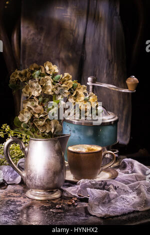 Fleurs, tasse de café et le vieux moulin à café, sur un arrière-plan vintage Banque D'Images