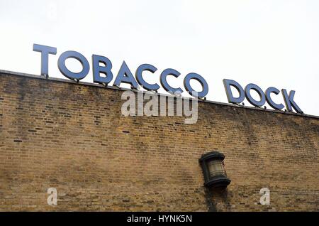 WAPPING LONDRES UK 16 Septembre 2014 : Le tabac signe Dock plus de brique Banque D'Images