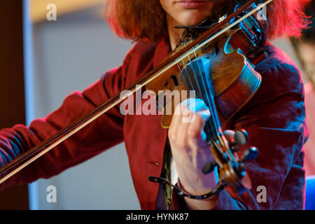 Jeune femme jouant du violon Banque D'Images