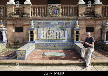 Carrelage Azulejos céramique banc provinciaux ou alcôve de Tolède sur la Plaza de España, dans le Parque de Maria Luisa Séville Séville Espagne Banque D'Images