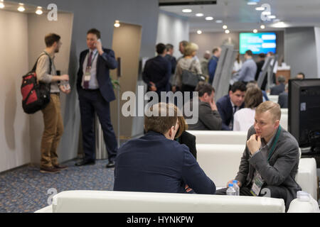 Les hommes d'affaires conduite conversations Banque D'Images