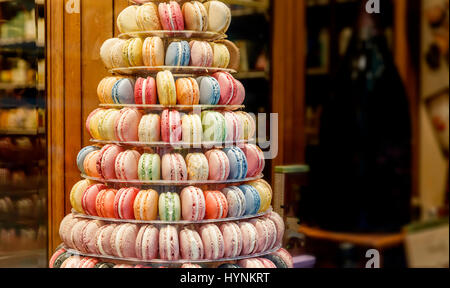 Macarons Cookies ronde sur le comptoir du magasin Banque D'Images