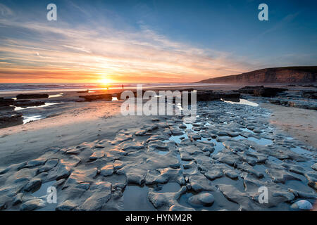 Coucher du soleil à Dunraven Bay une grande plage à Southerndown sur la côte sud du Pays de Galles Banque D'Images