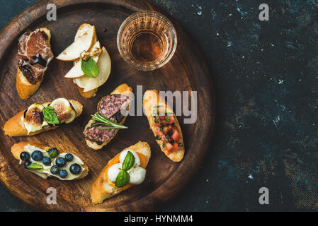 Crostini italienne et d'un verre de vin dans le bac en bois Banque D'Images