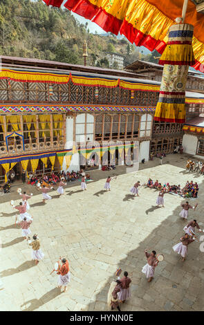 La danse traditionnelle au cours de l'assemblée annuelle du festival Tshechu au Bhoutan Banque D'Images