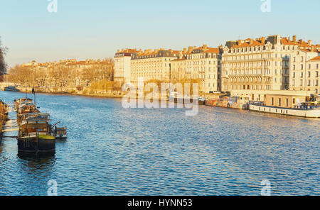 Les chalands amarrés sur la Saône au coucher du soleil, Lyon, Auvergne-Rhone-Alpes, France, Europe Banque D'Images