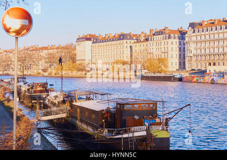 Les chalands amarrés sur la rivière Saône, Lyon, Auvergne-Rhone-Alpes, France, Europe Banque D'Images