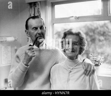 Un couple marié âgé de 80 ans de poser dans la cuisine de leur maison à Bembridge, île de Wight le 15 décembre 1976. Banque D'Images