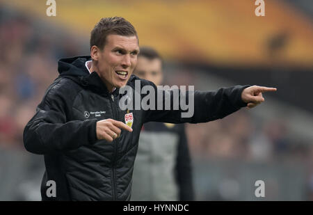 Munich, Allemagne. Le 05 Avr, 2017. L'entraîneur de Stuttgart, Hannes Wolf au cours de la 2e des gestes allemand Bundesliga match de foot entre TSV 1860 Munich et le VfB Stuttgart dans l'Allianz Arena de Munich, Allemagne, 05 avril 2017. (CONDITIONS D'EMBARGO - ATTENTION : En raison de la lignes directrices d'accréditation, le LDF n'autorise la publication et l'utilisation de jusqu'à 15 photos par correspondance sur internet et dans les médias en ligne pendant le match.) Photo : Sven Hoppe/dpa/Alamy Live News Banque D'Images