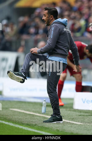 Munich, Allemagne. Le 05 Avr, 2017. L'entraîneur de Munich Vitor Pereira de gestes au cours de la 2e Bundesliga allemande match de foot entre TSV 1860 Munich et le VfB Stuttgart dans l'Allianz Arena de Munich, Allemagne, 05 avril 2017. (CONDITIONS D'EMBARGO - ATTENTION : En raison de la lignes directrices d'accréditation, le LDF n'autorise la publication et l'utilisation de jusqu'à 15 photos par correspondance sur internet et dans les médias en ligne pendant le match.) Photo : Fabian Sommer/dpa/Alamy Live News Banque D'Images